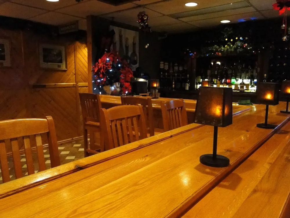 Pinewood Motor Inn
