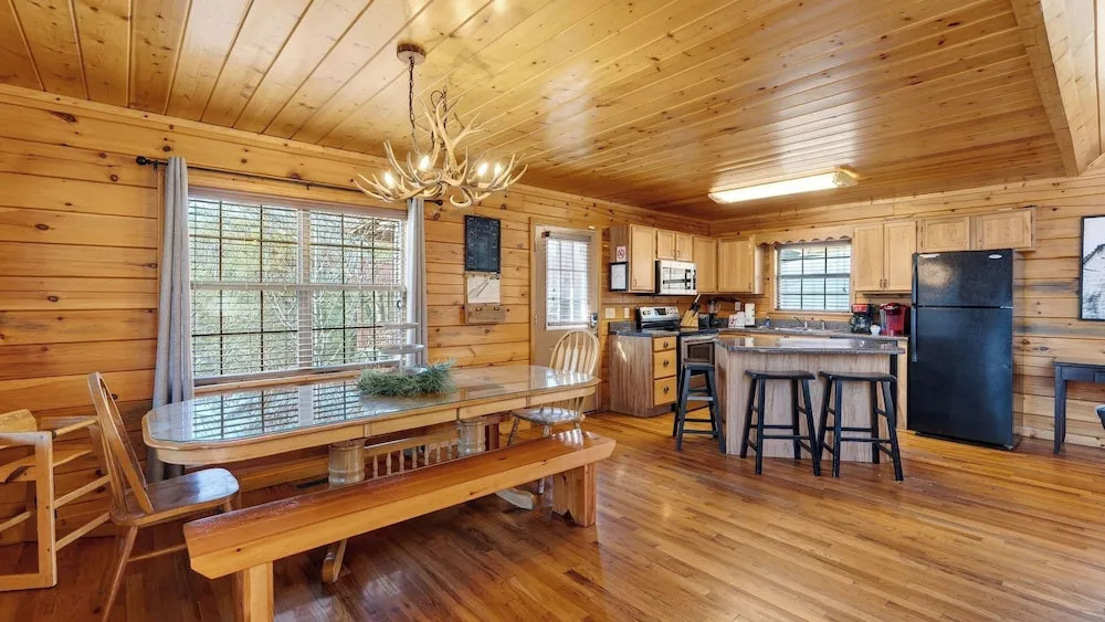 Grand Getaway Cabin by Avantstay A-frame Retreat + Hot Tub + Pool Access, Game Room Mins to Dollywood