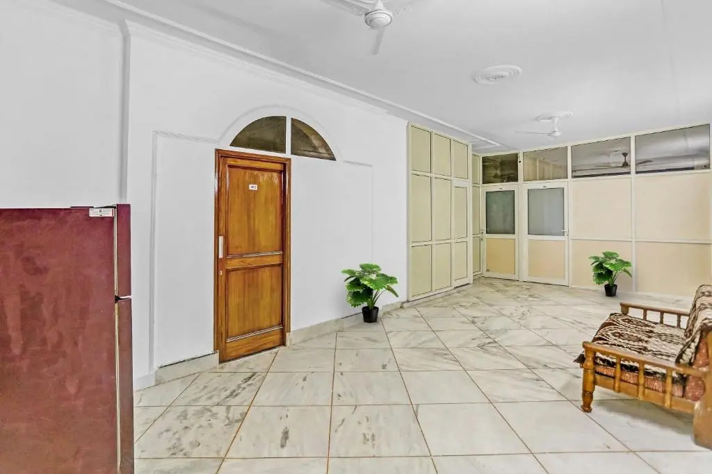 OYO Townhouse 1071 Hotel Metro Inn Residency Near ISKCON Temple Noida