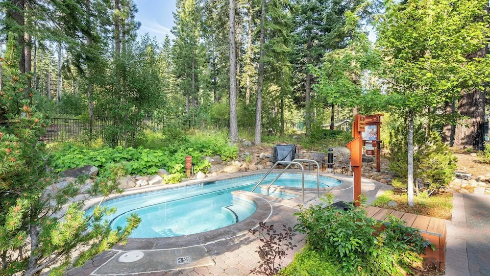 Flurry by Avantstay Tahoe Donner Home w/ Access to Northstar Resort Community