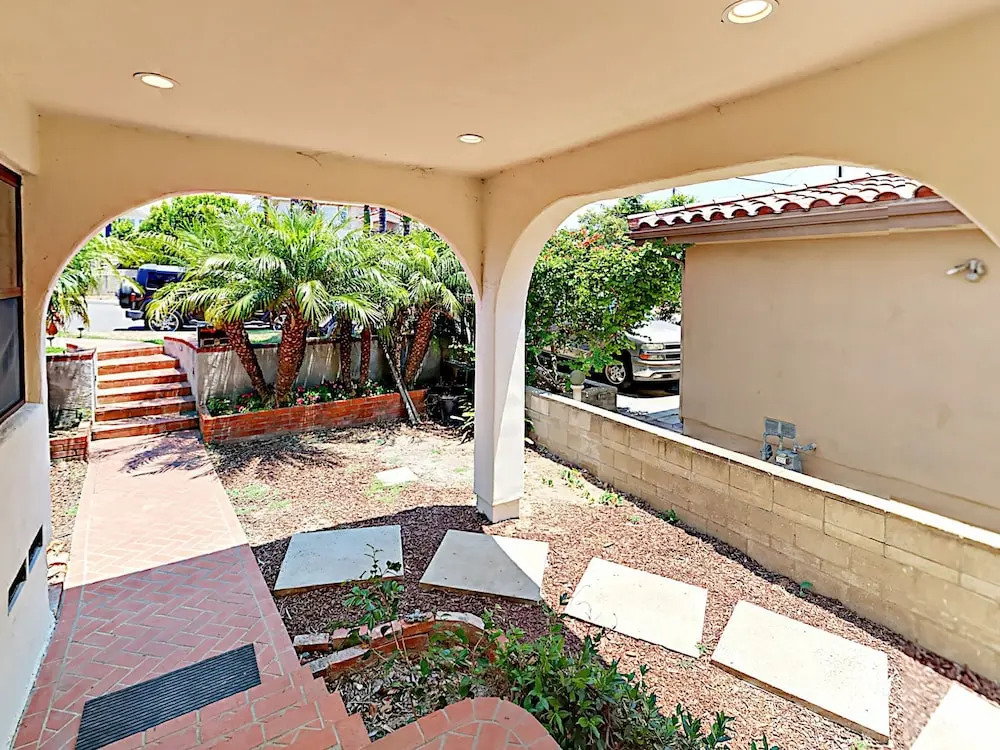 1731 Plum Street Duplex Unit B - 3 Br apts by RedAwning