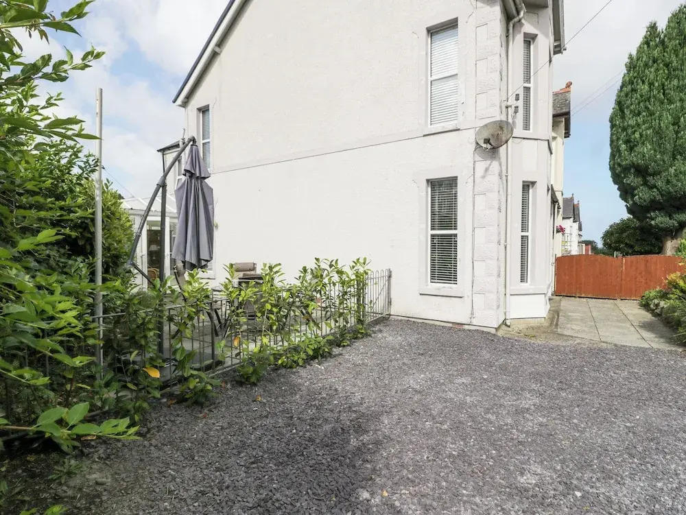 24 Cadnant Park