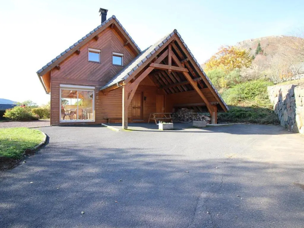 Chalet spacieux avec parking et WiFi au Mont Dore - FR-1-608-106