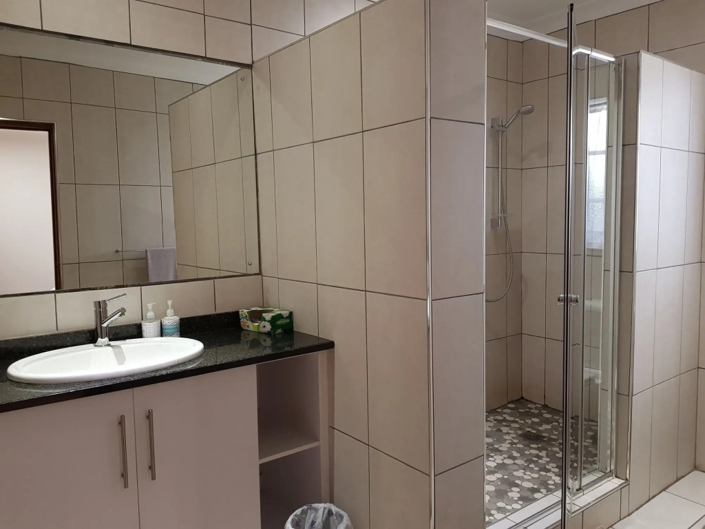 Six Valk Avenue Guest House