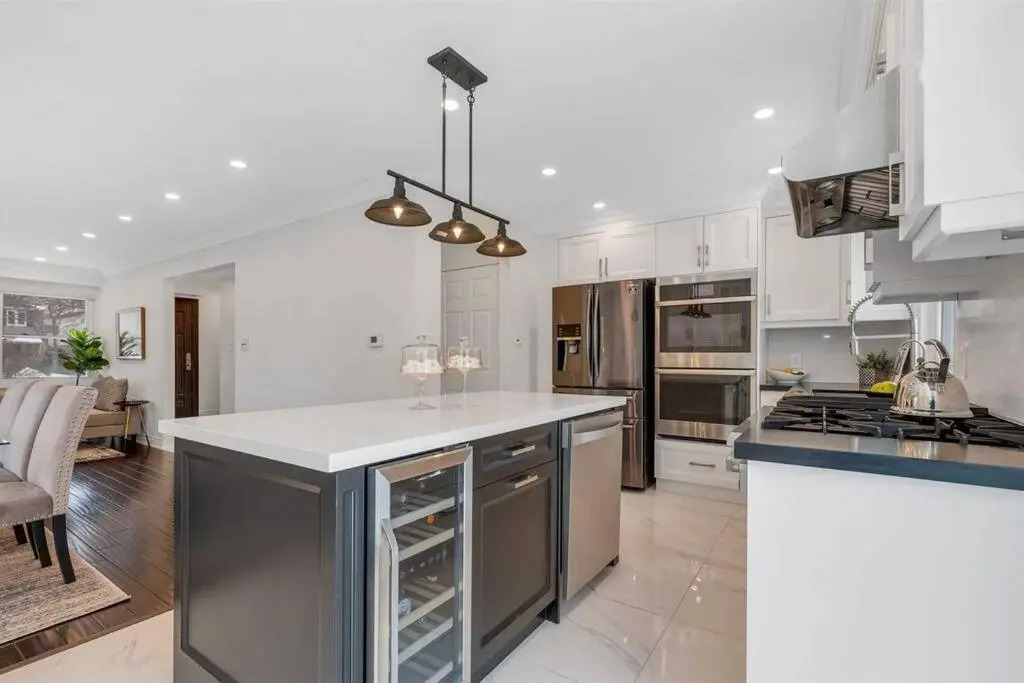 Modern main floor 3-bdrm apt backing onto a park