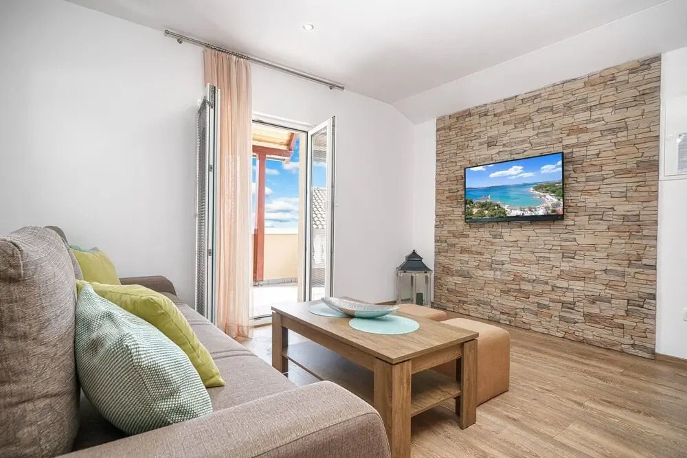 "beautiful 2-bedroom-apartment on the Second Floor With City and sea View"