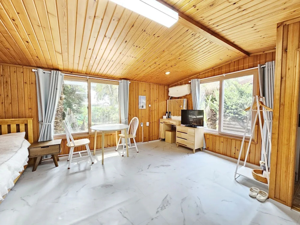 Seogwipo Baelritongnamubilriji Pension