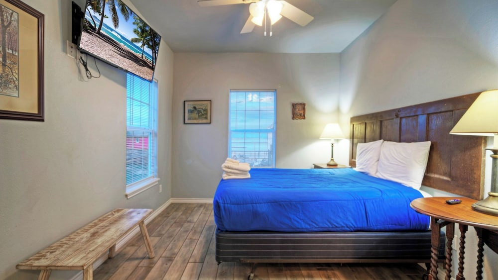 Sleeps 24, 3 Homes Bayfront Pool, Boat Dock, Views Laguna Village Hideaway