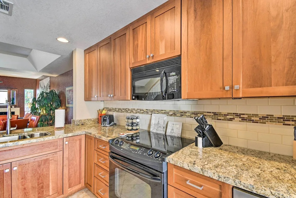 Golf Course Views, Hot Tub Access: Phoenix Home!