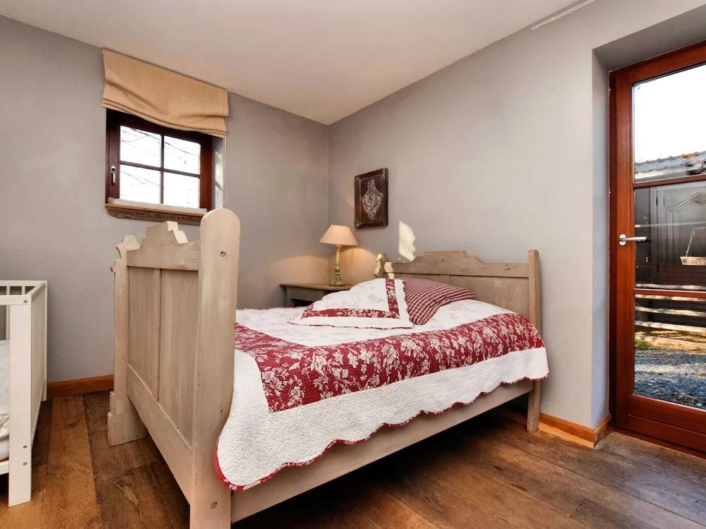 Rustic holiday home in Halleux