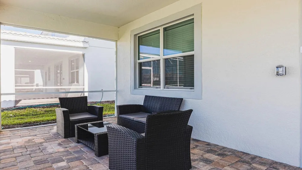 8BR Family Home w Pool Theatre Close to Disney