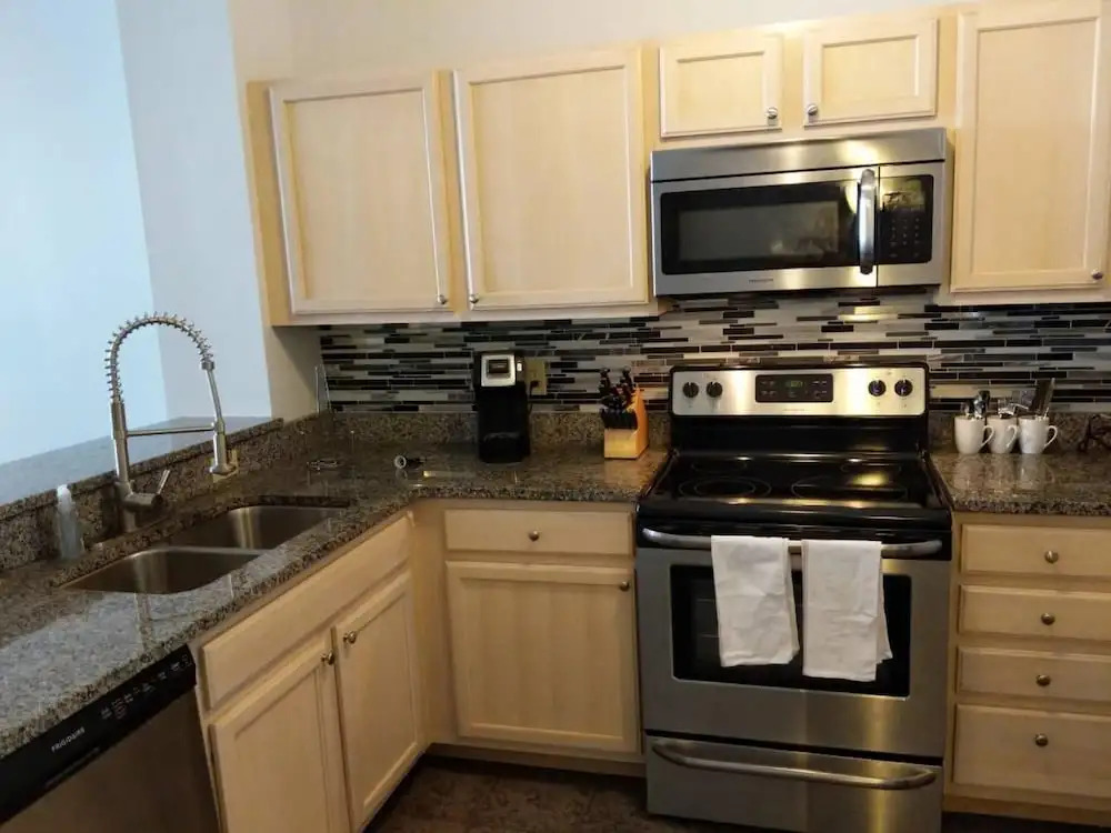 Bright & Spacious 2BR In Downtown