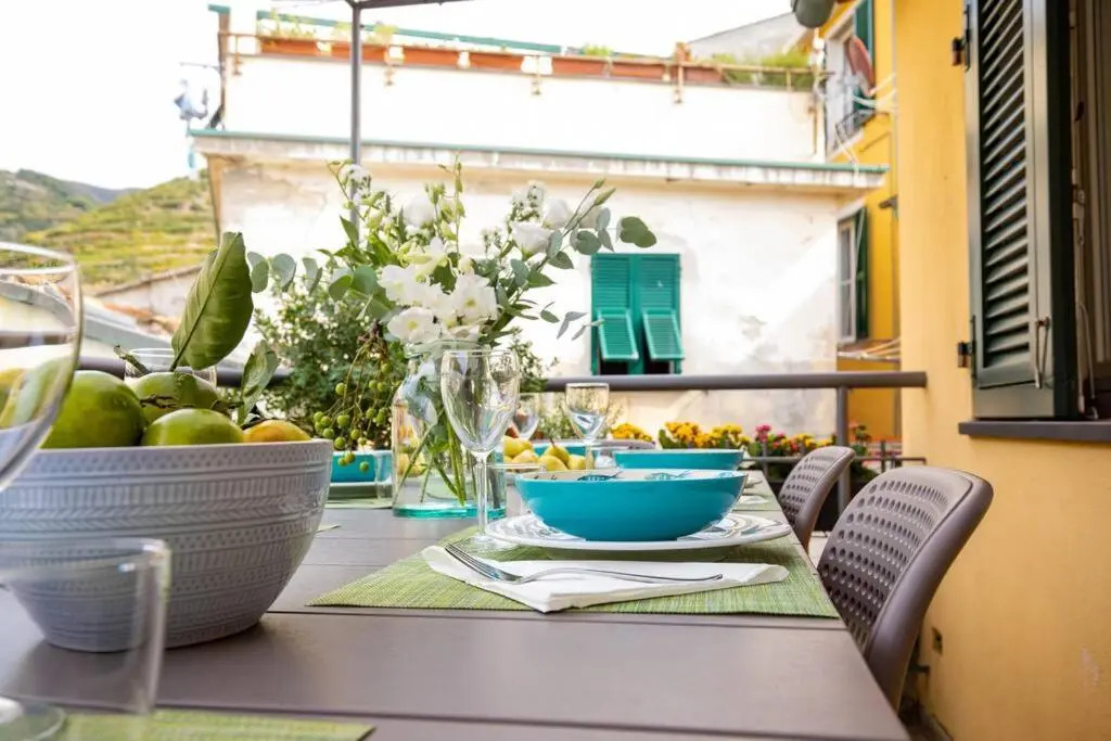 Carattino 12: Idyllic Seafront Family Retreat
