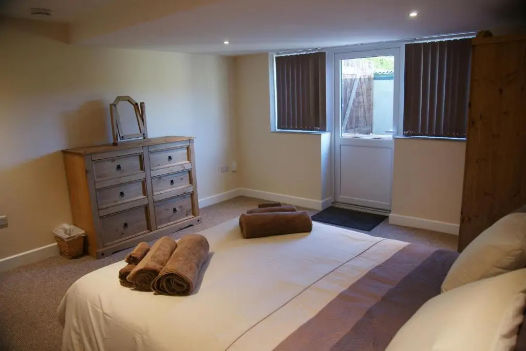 Modern Self-Contained Annex 10 min walk to beach