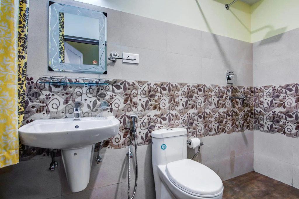 OYO 13465 Greendot Hotel