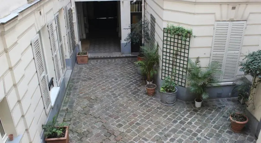 Verneuil-Ten Apartment