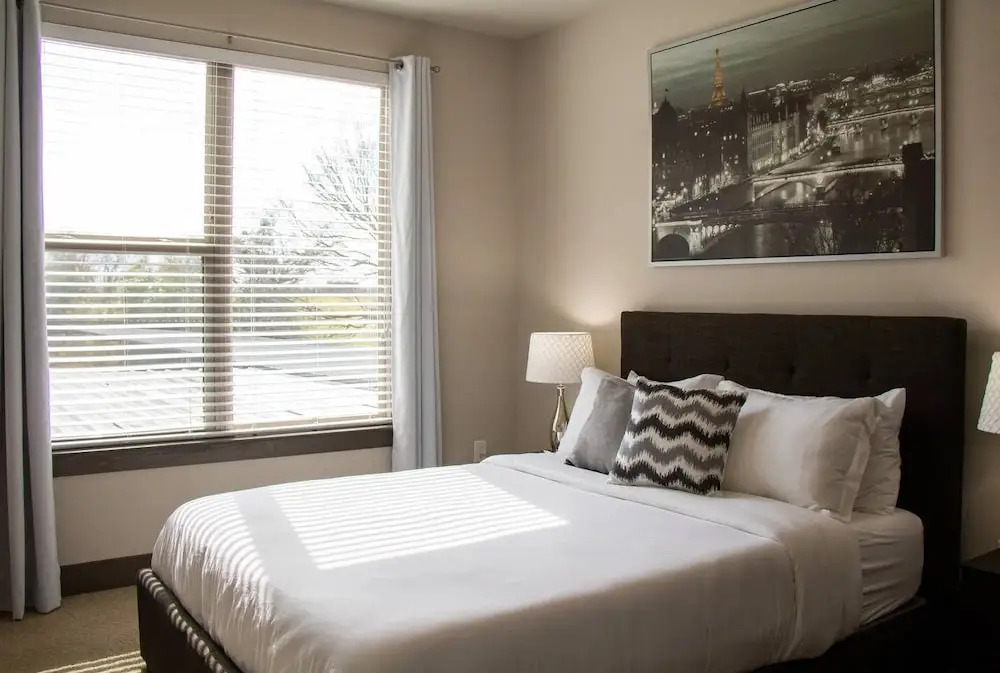 Modern & Private Condo Balcony Great Location