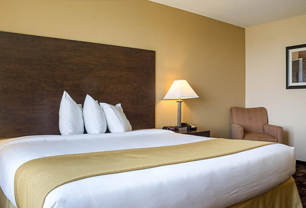 Econo Lodge Inn & Suites Minot