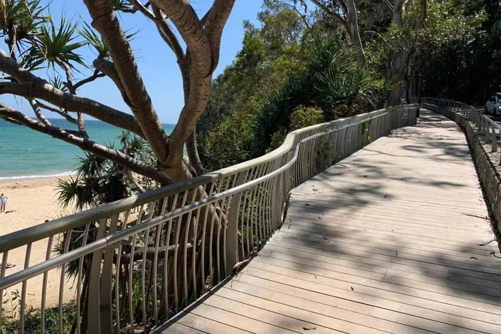 2 Bedroom Renovated Townhouse, Walk to Noosa River