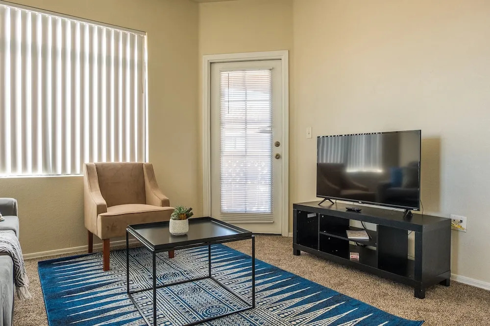 1 BR Apt with Parking by Frontdesk