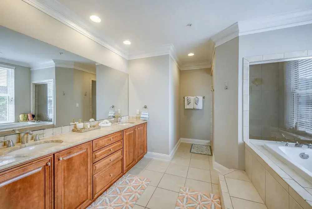 Penthouse Luxury - Exquisite Oceanside Condo