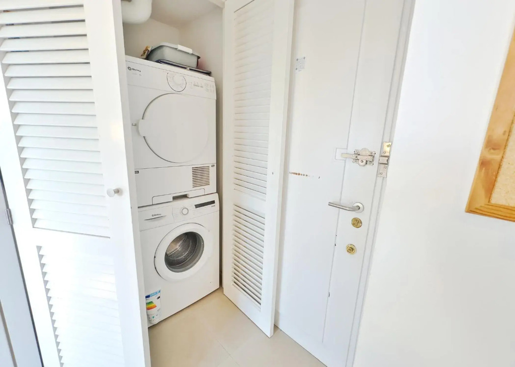 Skol 302 Super One-bedroom Duplex with Sea Views