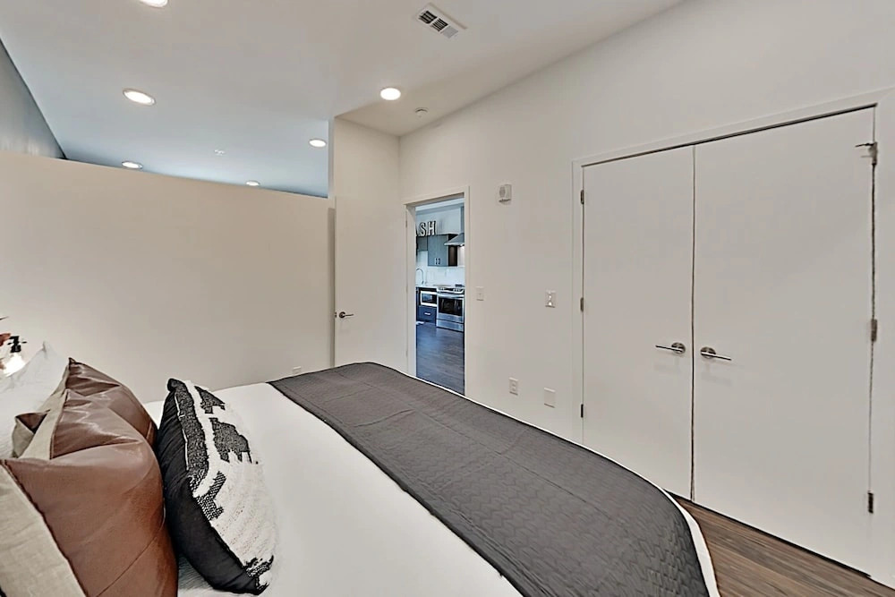 Illume Pool & Fitness Center Corner Unit 1 Bedroom Condo