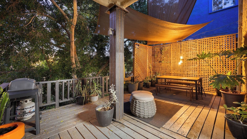 Spanish Revival Charm in Silver Lake w/ Patio, BBQ & Walkable Location Maltman Manor by Avantstay
