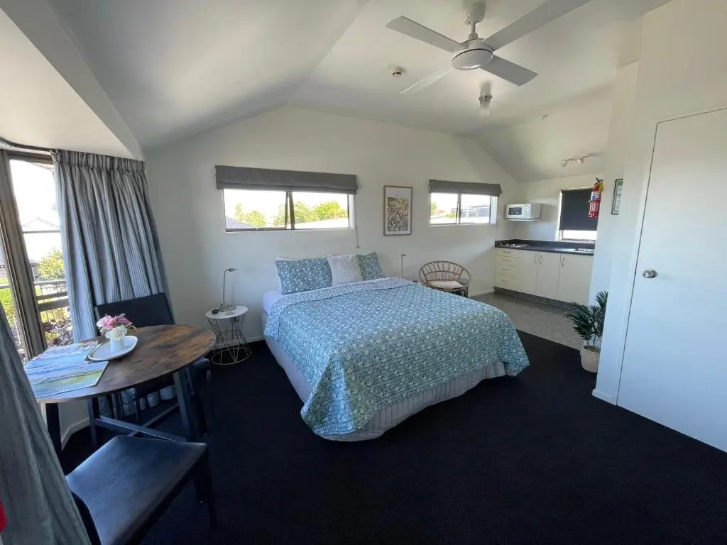 Colonial Motel