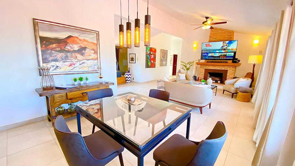 Luxurious 2 Bedroom Ajijic Home - Bikes - Huge Patio - Gym - Pickleball Court