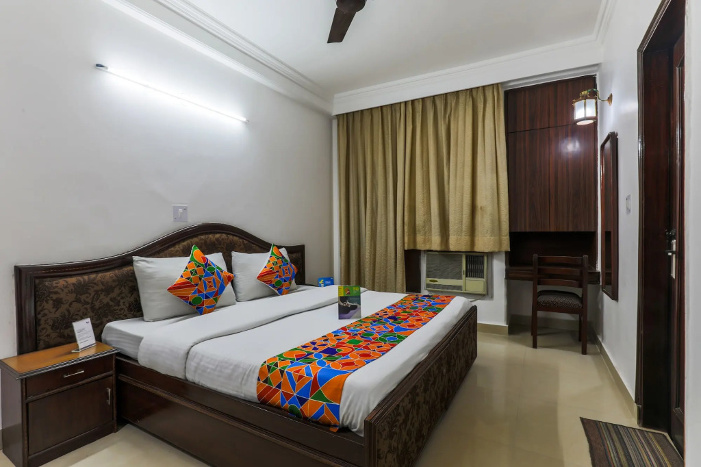 Via Hemkunt Mansion - Nr Noida Sector-15 Metro
