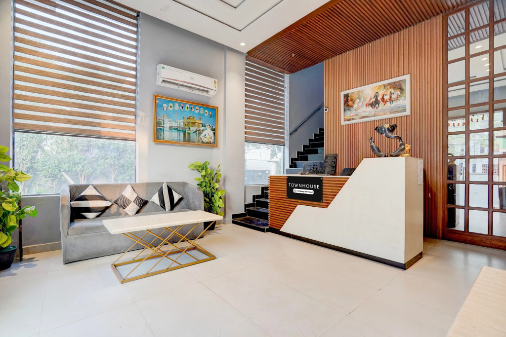 Super Townhouse by OYO Red Cross Amritsar Formerly Amar Villa