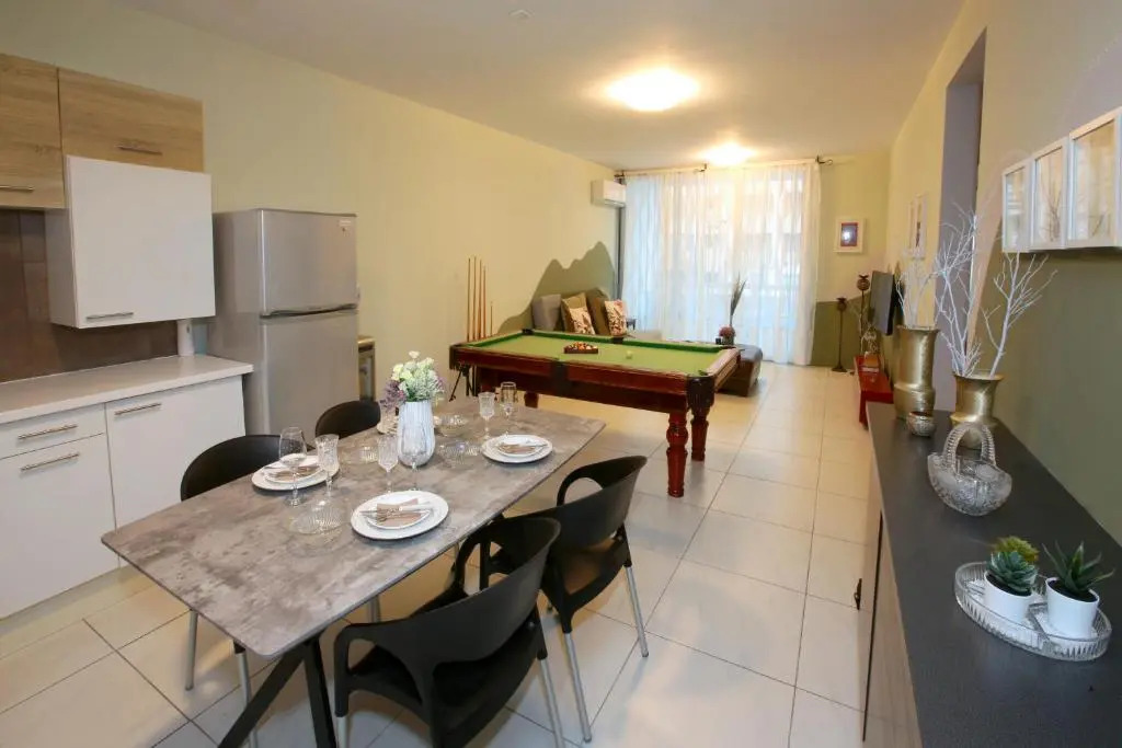 930m to Beach-2 Bedroom+Veranda-Perfect Located