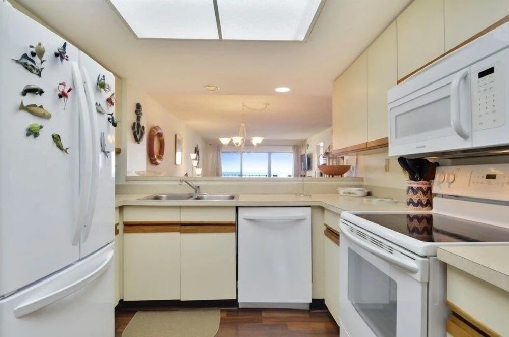 Direct Oceanfront With Private Staircase To Beach Prestigious Islamorada Condocomplex 2 Bedroom Condo by RedAwning
