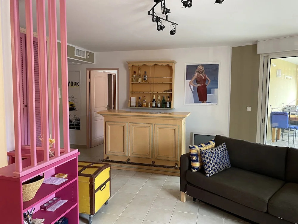 Deux Pièces 70 m² Climatisé, Avec Terrasse, Proximité Bord de mer