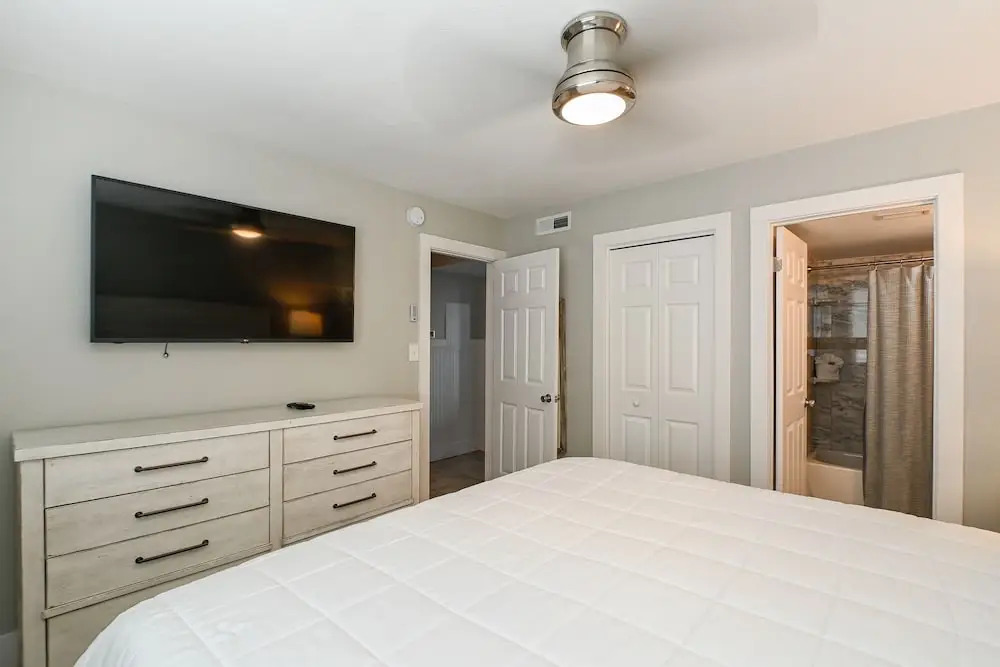 Southbay 55 is 2 Bedroom on the lake with short walk to beach by RedAwning