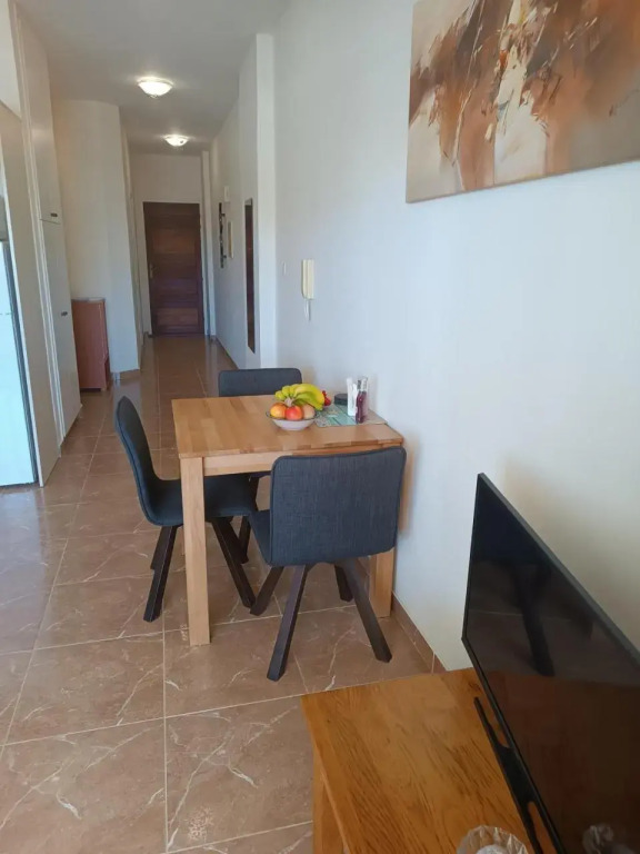 Queens Gardens suite by the sea, pool and mall