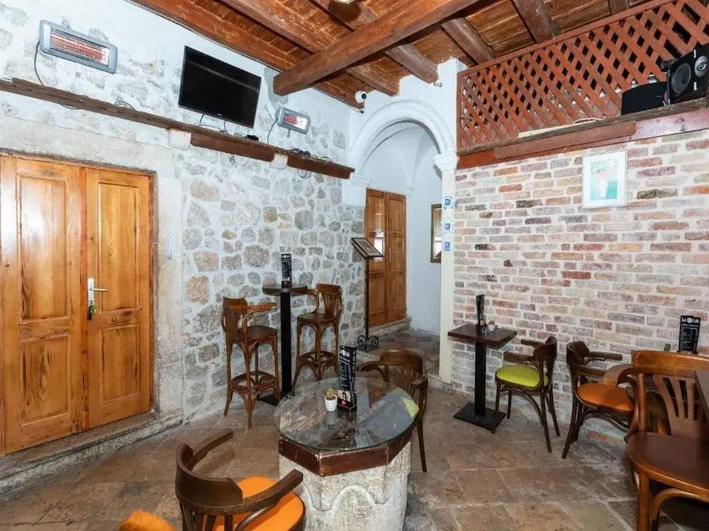 Lav Hostel & Café