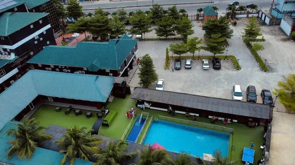 Brick Rock Hotel And Suites