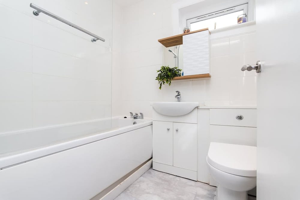 2 Bedroom House-free Parking