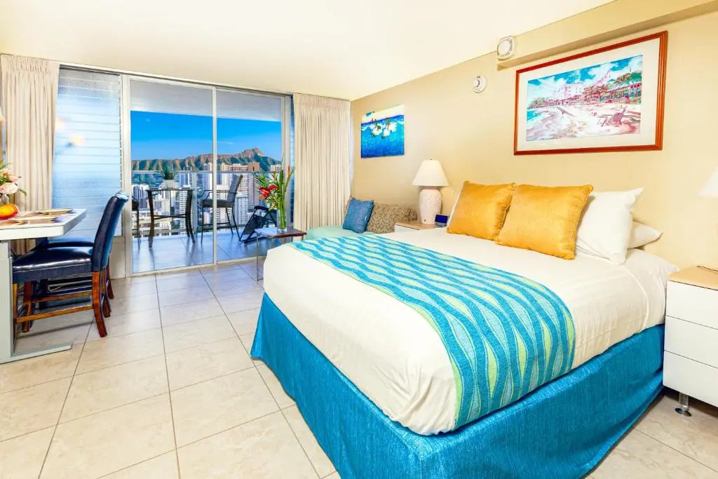 41st Floor Studio with Ocean and Diamond Head Views