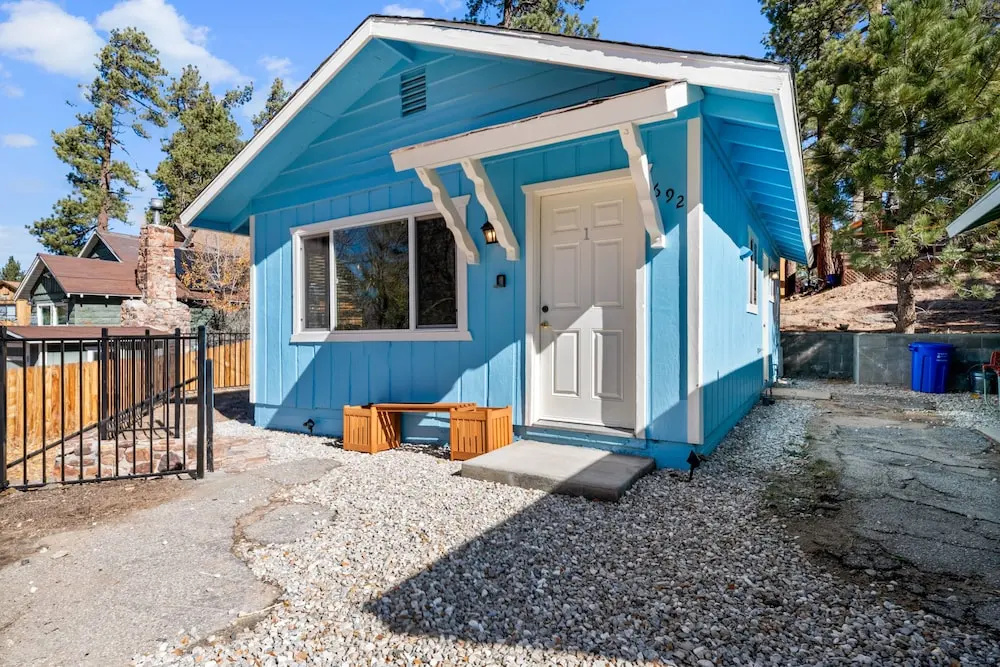 The Poppy 692 - Charming, Cozy Cabin Close To The Lake And The Village! Hot Tub! 1 Bedroom Home