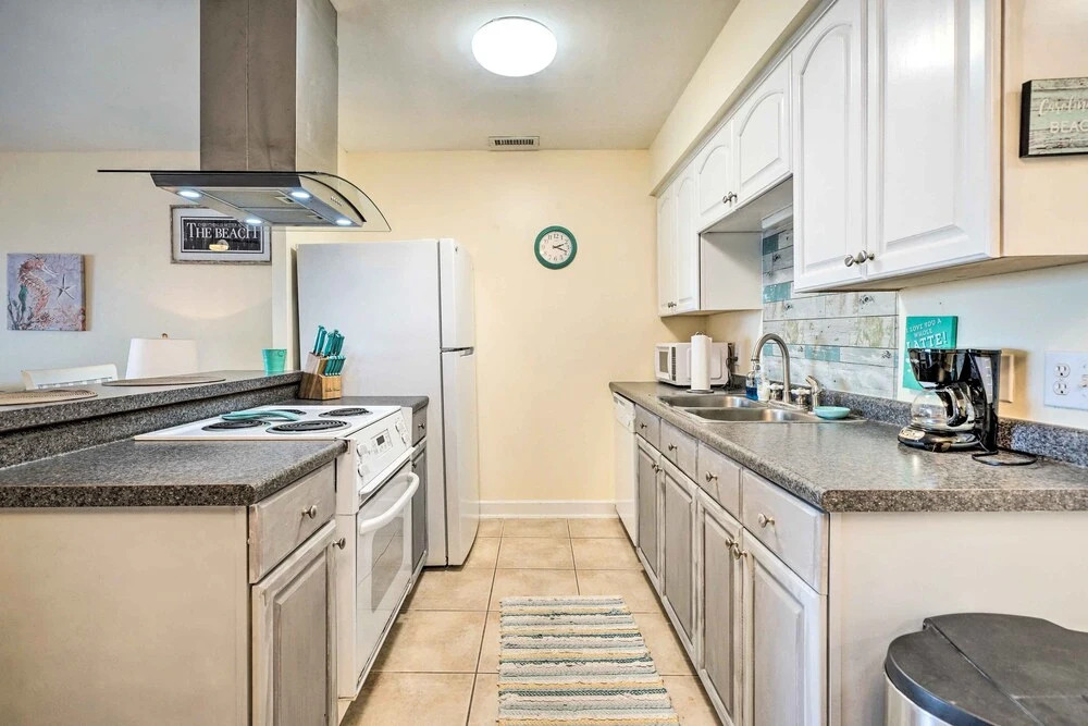 Coastal Condo w/ Pool Access - Steps to Beach