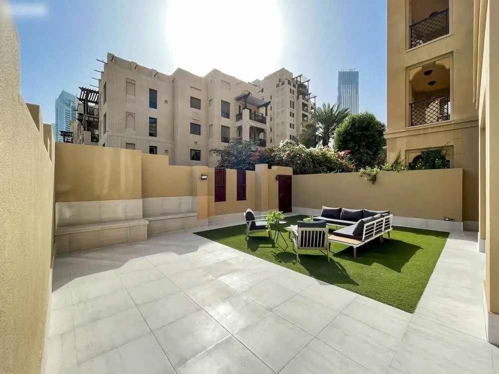 1-br Dazingly lit Downtown