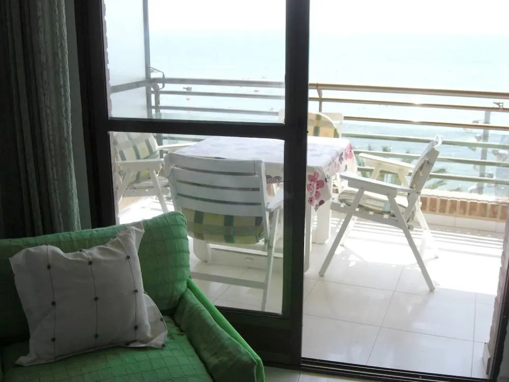 Authentic family apartment facing the sea