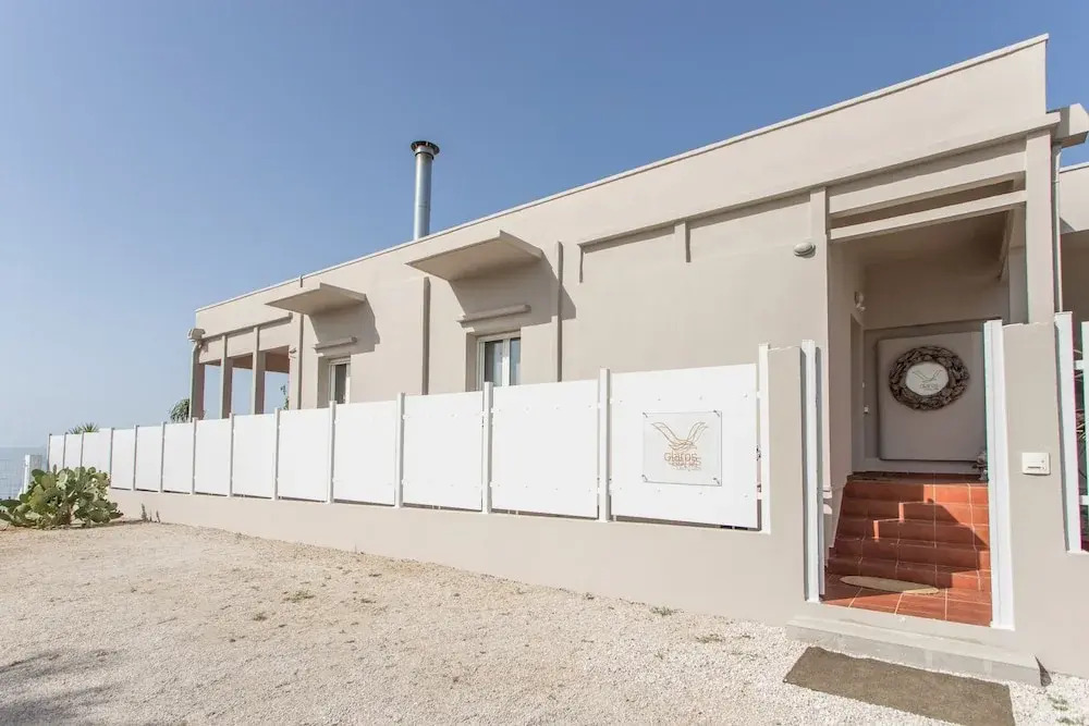 Beachfront Modern Property With 2 Outdoor hot Tubs Only 300m From Restaurants Shops