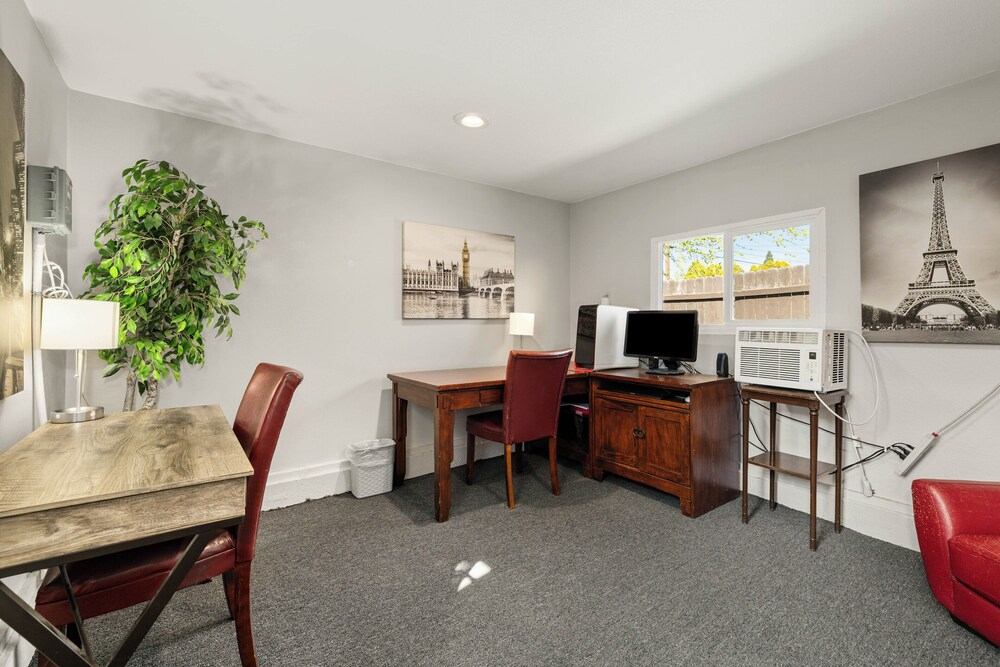 Spacious Family Home w/ Garage Game Room & Office!