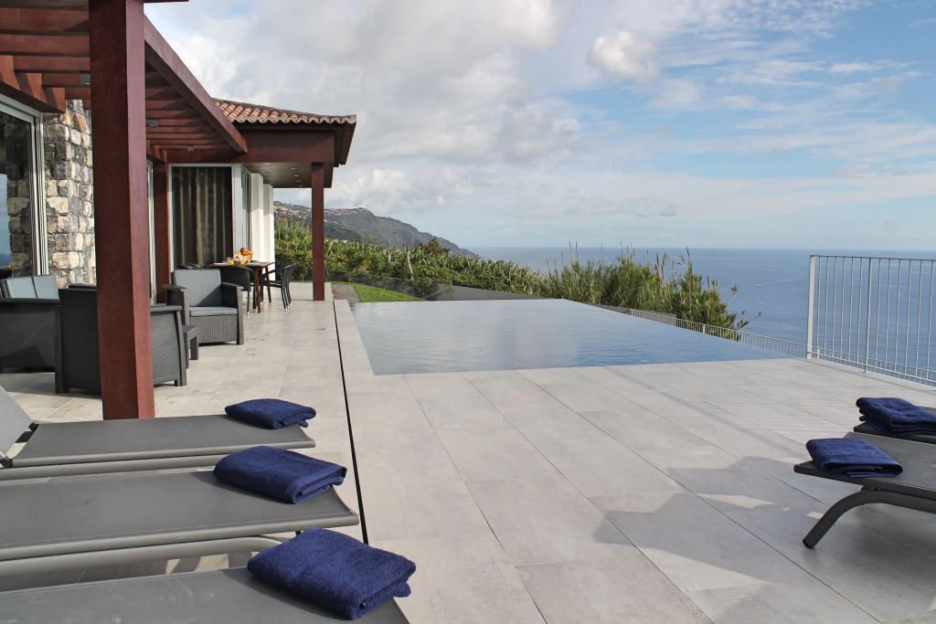 Modern cliff-top villa, panoramic sea-views, A/C, heated pool | Cliffscape