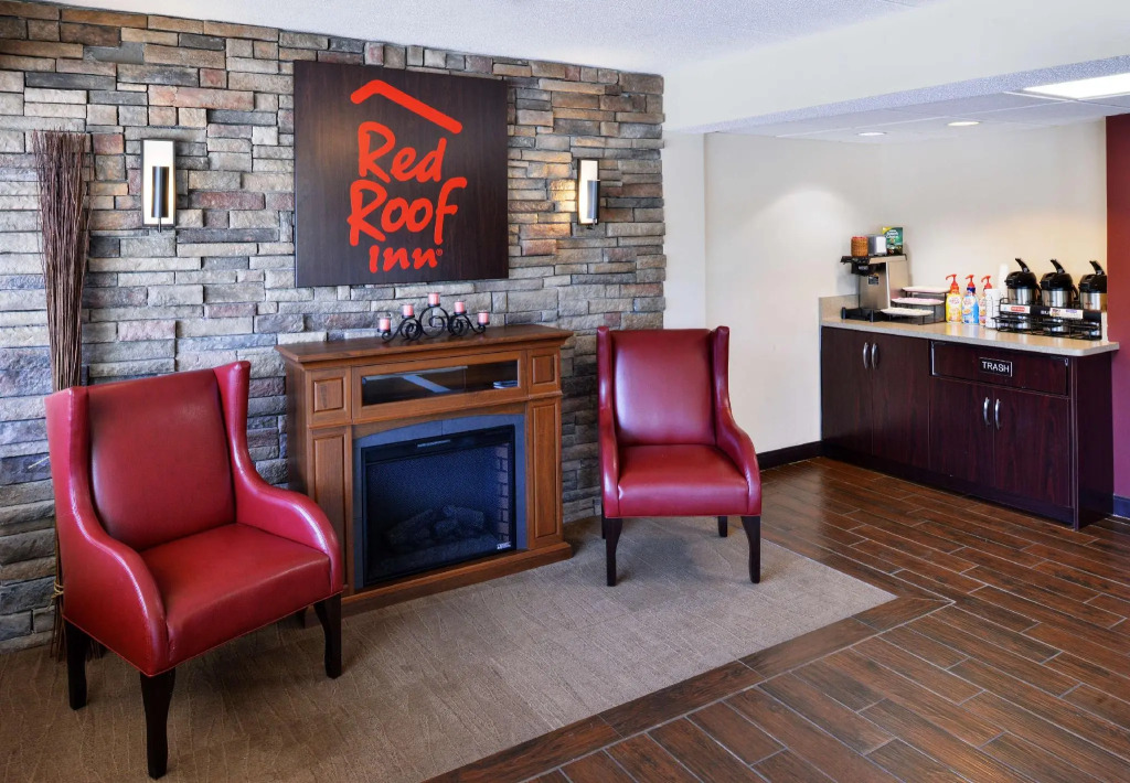 Super 8 by Wyndham Deerfield - Northbrook