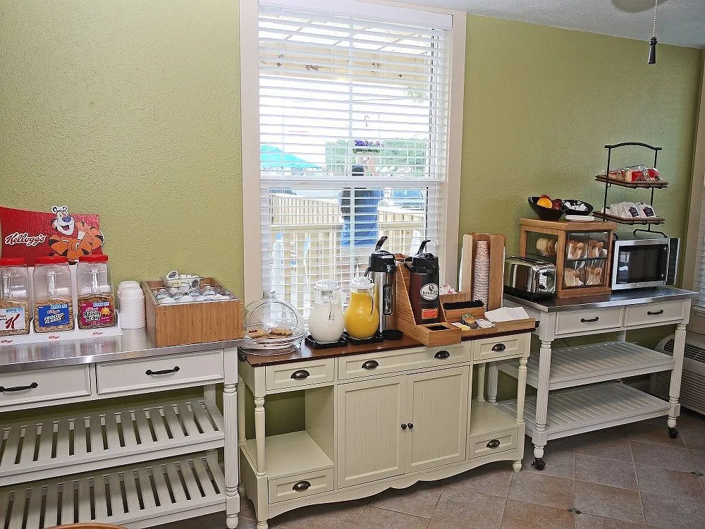 NEW 2026-Ocean Sands Beach Boutique Inn-24Hr Sauna and Salt-Mineral Pool-Free Beach Bikes and Famous Beach-Fresh Baked Cookies-Popcorn-In Room Bathrobes-Sunscreen-65 Inch TVsNetflix-Bedside Candy-Free Laundry- 4 Grand Black Beds-Call & Save-1-252-AHA-SAND